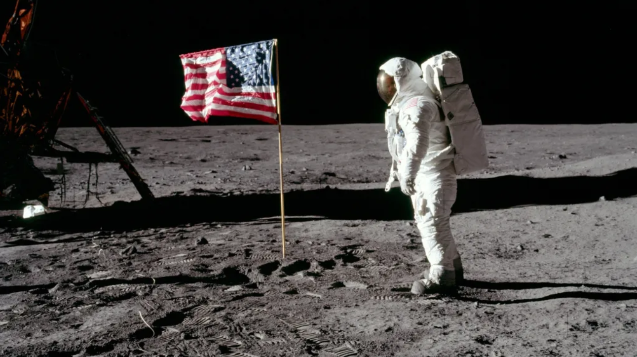 El 20 de julio de 1969, Neil Armstrong dio el primer paso en la Luna.png